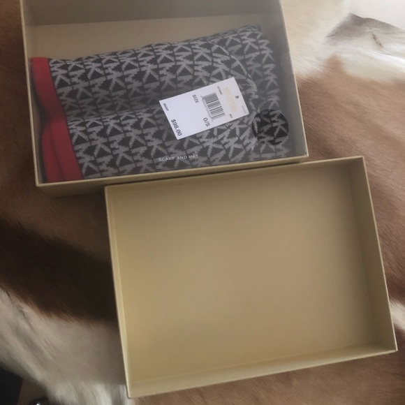 MK scarf and hat - Picture 2 of 6